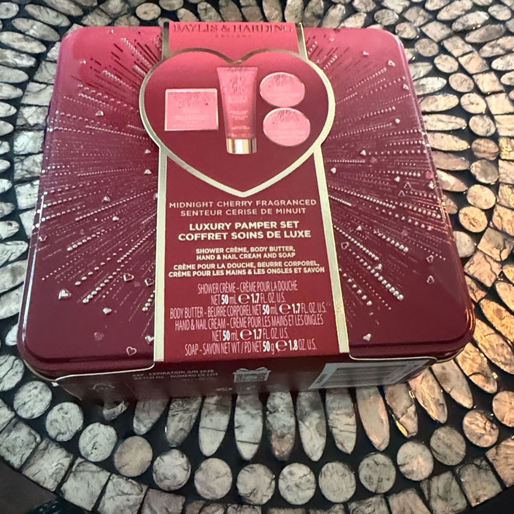 Baylis & Harding Luxury Pamper Set - Red - Picture 2 of 6